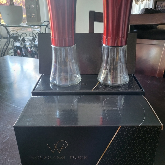 Salt & Pepper Battery Operated - Picture 2 of 2